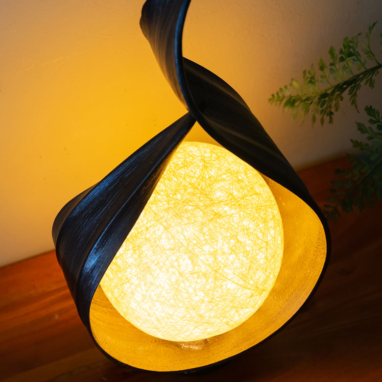 天然の椰子の木の葉を使って、職人がひとつひとつ手作業で作っています