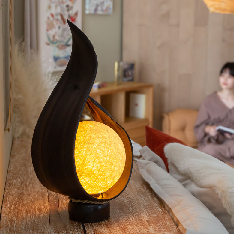 満月のようなまんまるのボールをのせた、スタンドライト