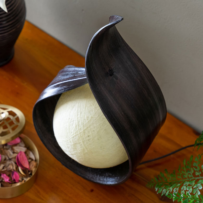 空に浮かび上がる月を連想させるような灯り