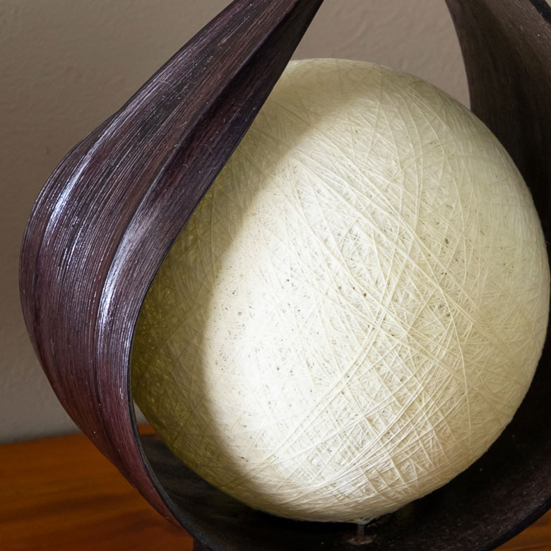 自然の風合いを感じられる、温かみのあるスタンドライト