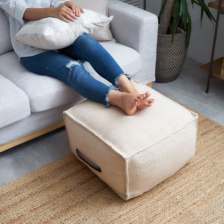 足を置いてオットマンとしても使える