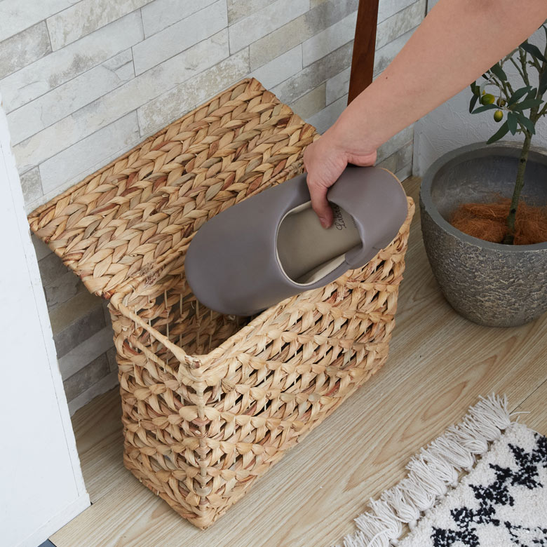 玄関ではスリッパ入れとしても