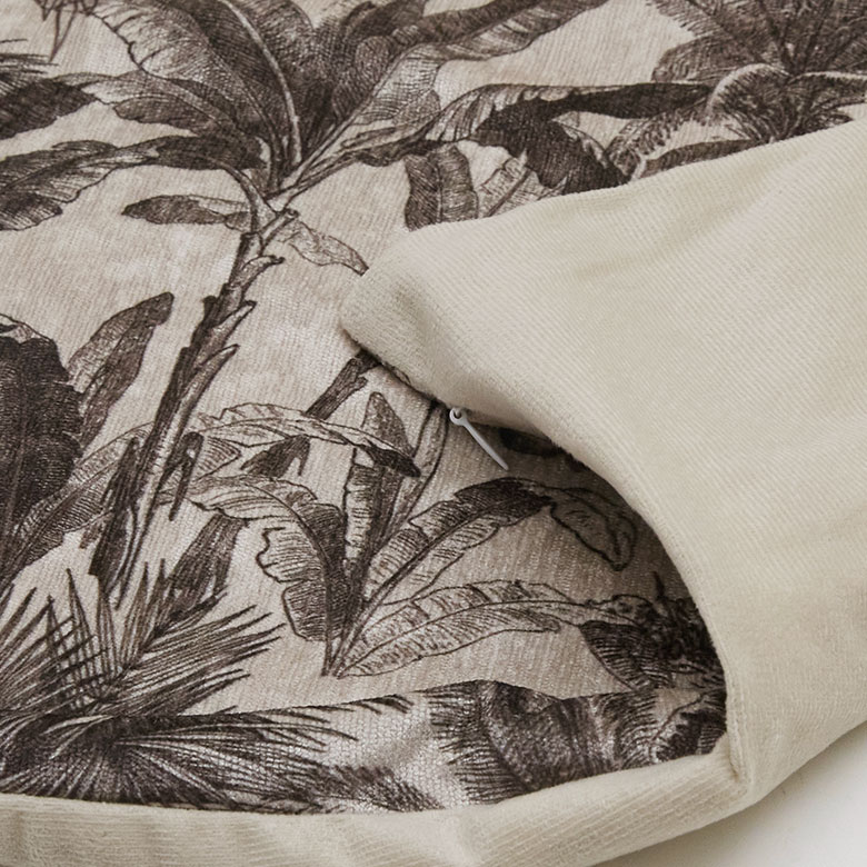 ファスナーが目立ちにくい