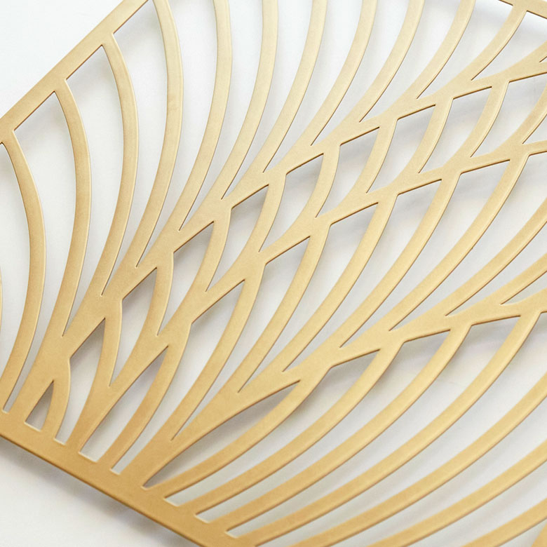 美しい透かしデザインのウォールアート。