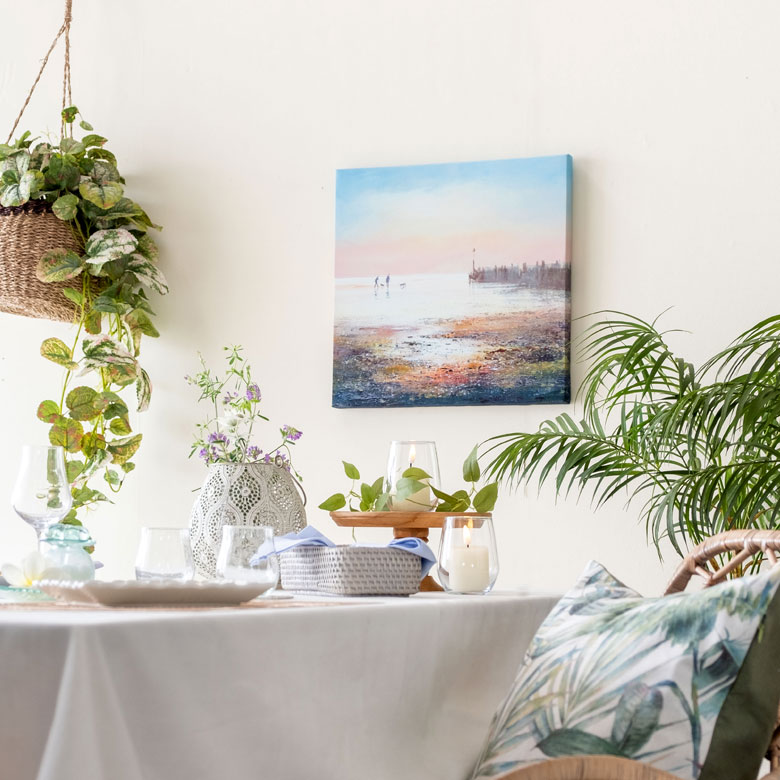 夕暮れの海岸の淡い色合いは、主張しすぎることなくさりげなく飾れます。