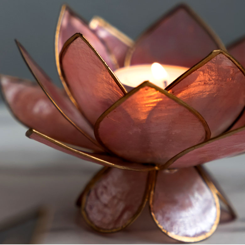 カピス貝または窓貝と呼ばれる貝を使ったキャンドルホルダー。