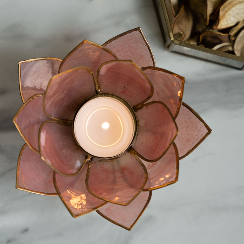 まるで蓮の花が咲いたようなデザイン。ヨガ、スパ、おうちのリビングなどリラックスしたい場所にもおすすめ。