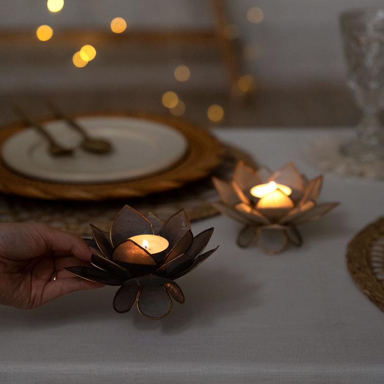 ダイニングテーブルを華やかに演出するキャンドルスタンド。