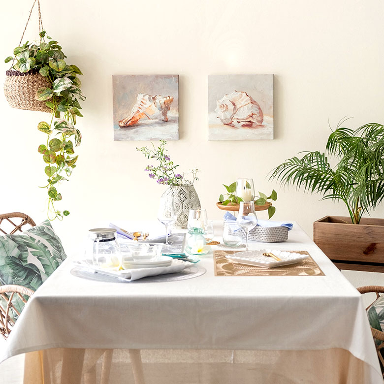 海だけでなく、花や草木、鳥などをイメージさせるアイテムとも