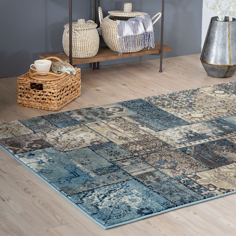 高密度のウィルトン織りは毛足の方向により、模様が程よくかすれたように見え、アンティークな雰囲気を醸し出しています。