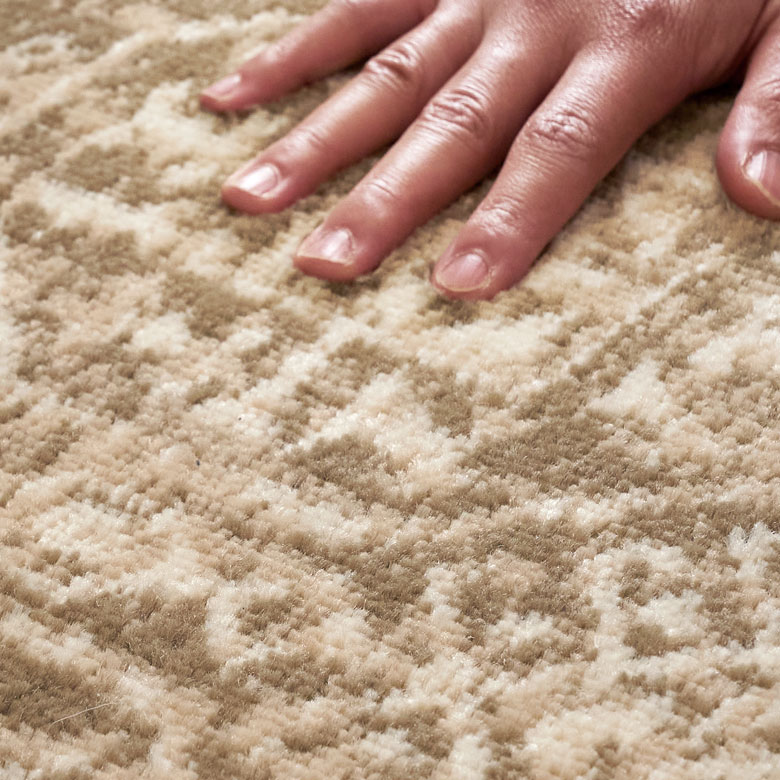 短めの毛足ですが、ふんわり柔らかく、沈みこむような心地良い質感