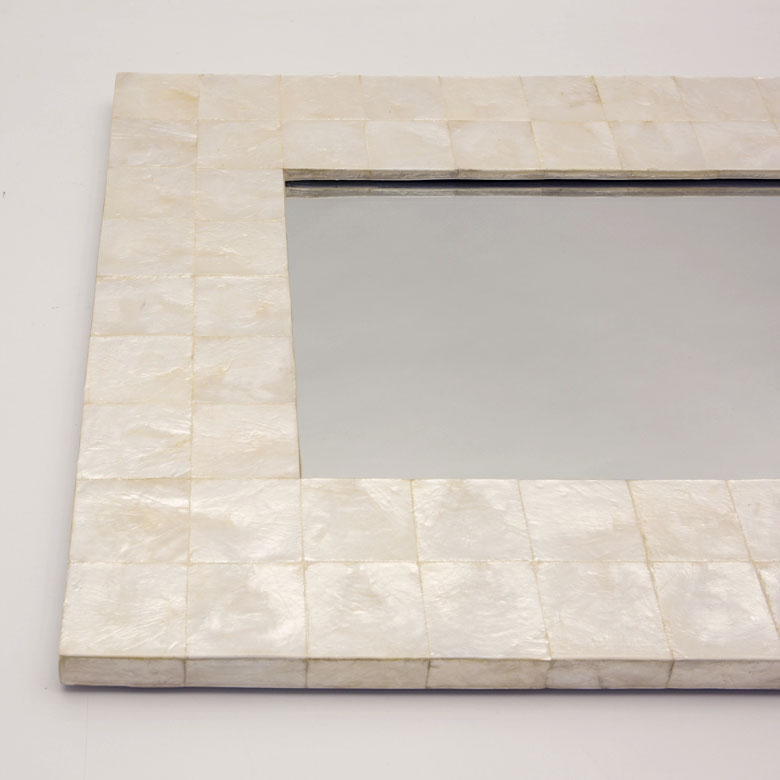 華やかな天然シェルの色合いと存在感ある大きさのアジアンウォールミラー