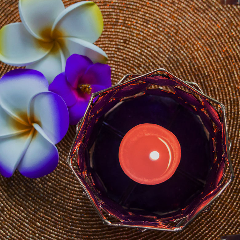 キャンドルの炎によって、お部屋が幻想的な空間になります