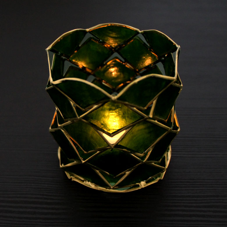 キャンドルの柔らかい光に包まれる、癒しの空間