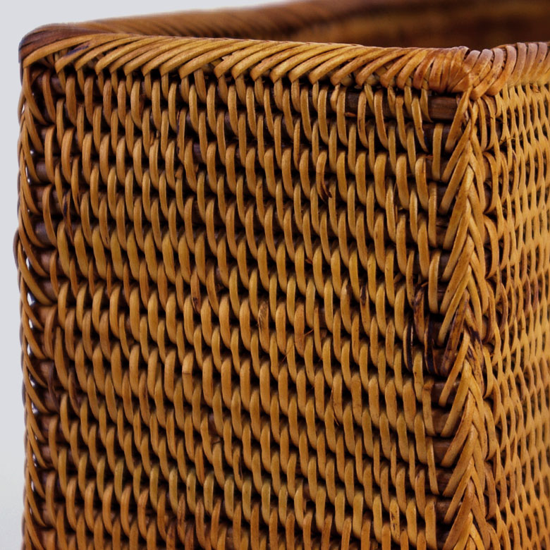 職人さんの手作業で作られる、細かい編み目とココナッツでスモークすることで生まれる深い色合い