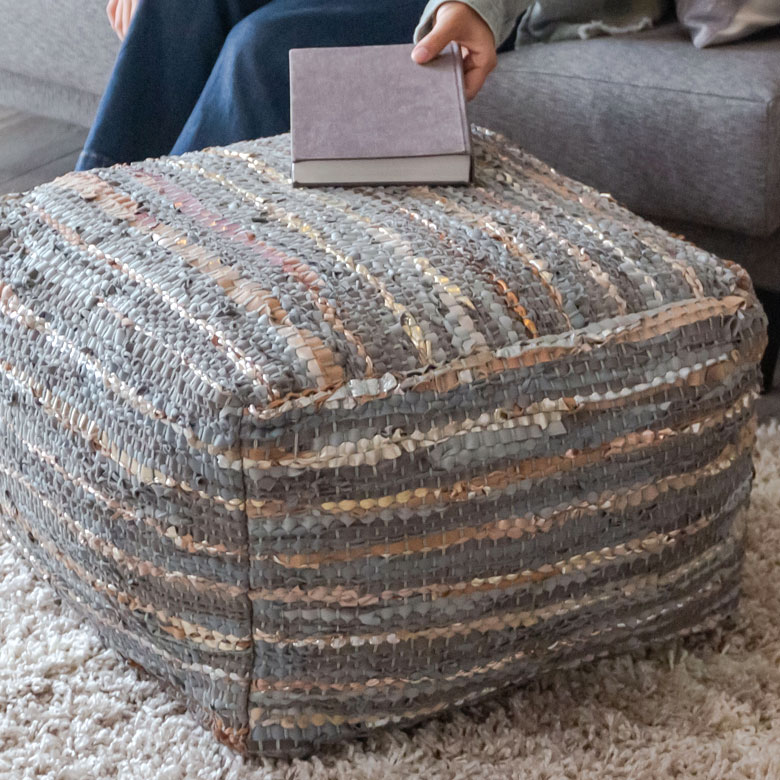 様々なカラーのレザーをランダムに編み込んだシックなデザイン