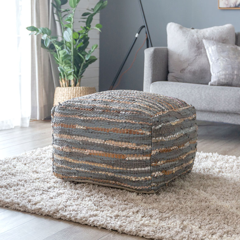 ころんとキュートなフォルムが魅力のプフ