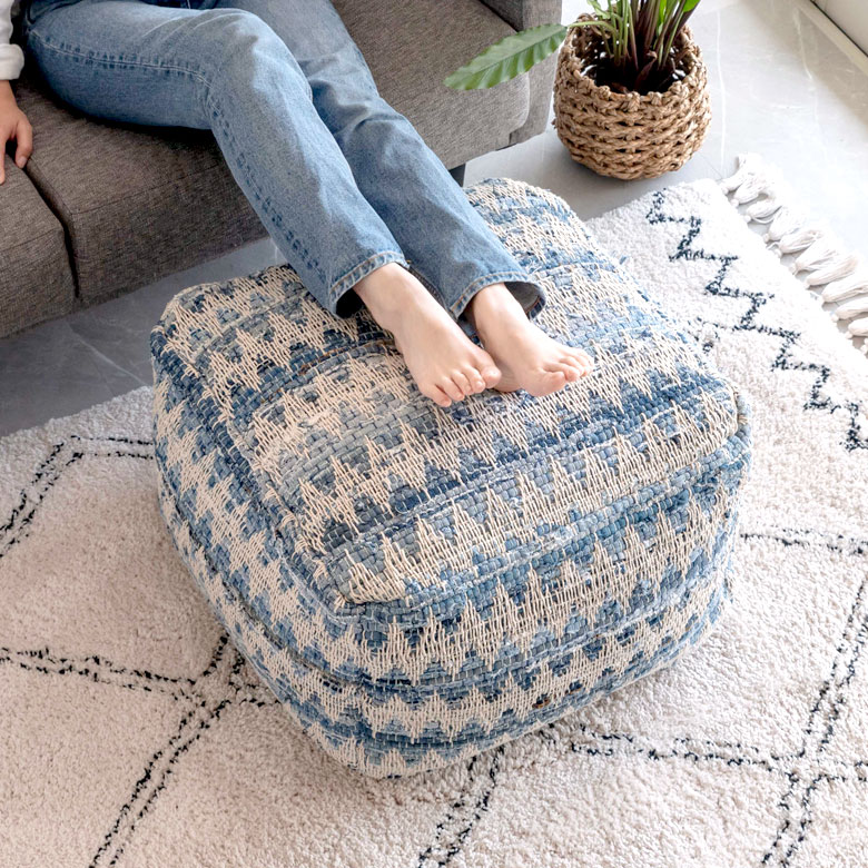 足を置いてオットマンとしても使える