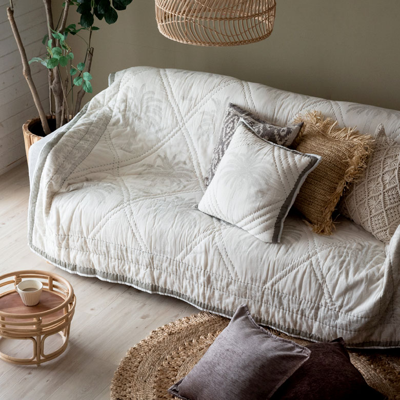 ソファカバーやベッドカバー、ベッドスプレッド、ベッドスローとして使える、マルチカバー。