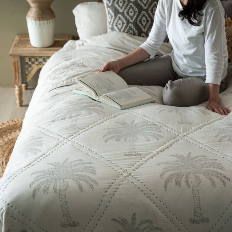 ベッドカバーとしても使える、心地よいインド綿のキルト。