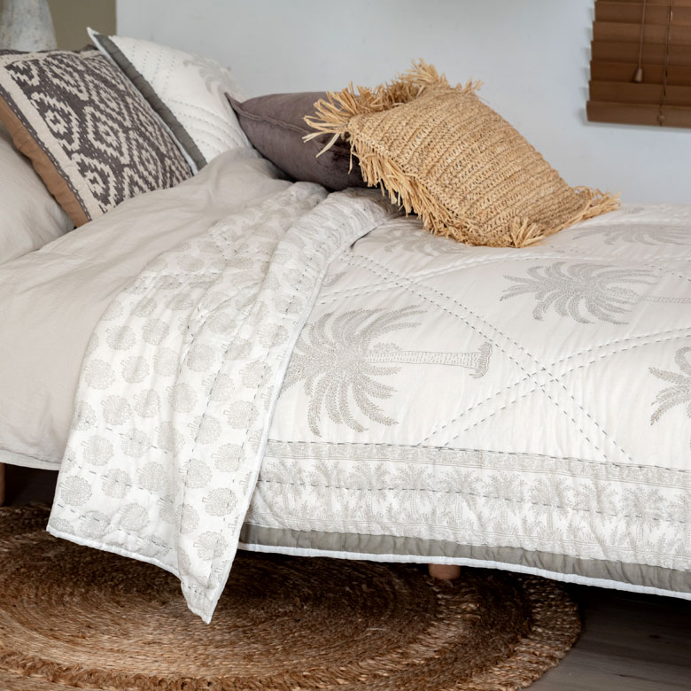 ベッドカバーとしても使えるキルト。