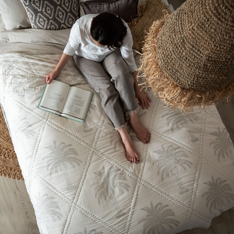 ベッドカバーとしても使える、心地よいインド綿のキルト。