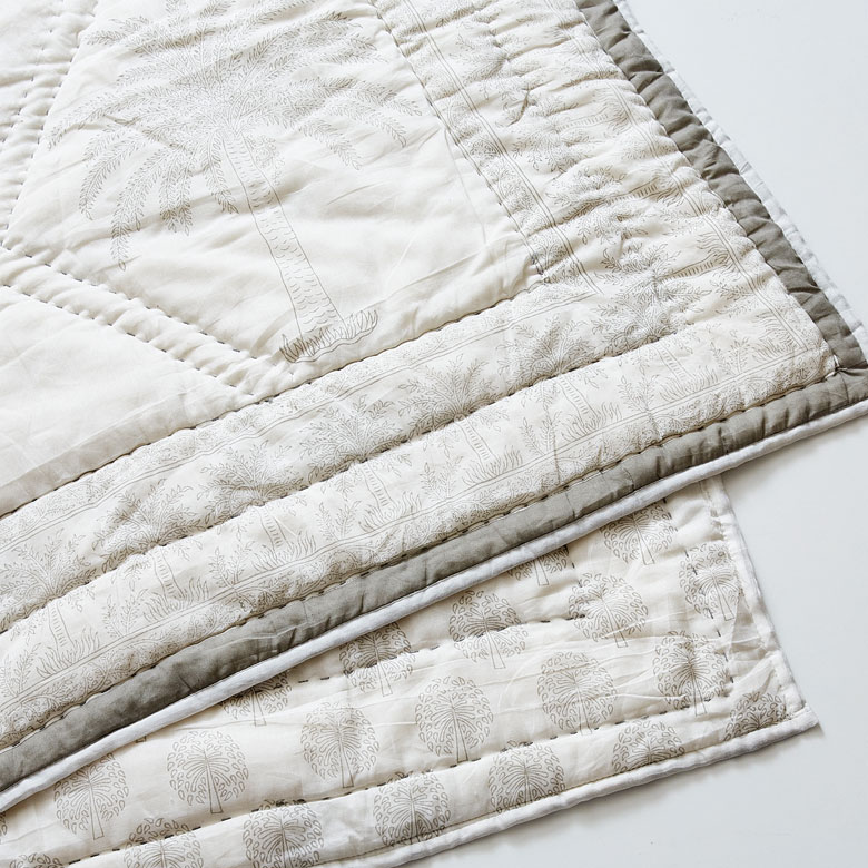 表裏それぞれ、異なる柄で飽きの来ないデザイン。