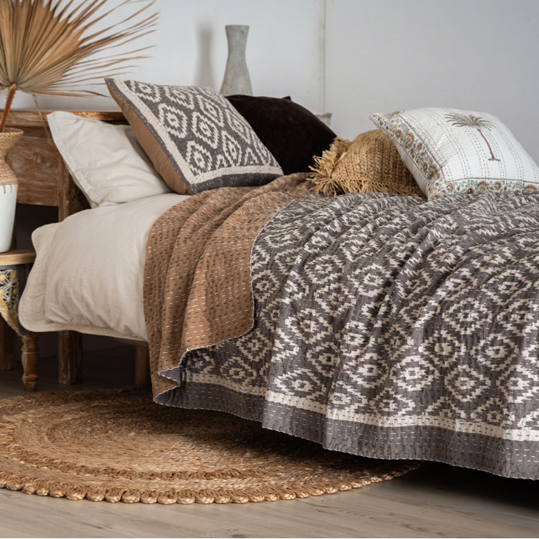 ベッドカバーとしても使える