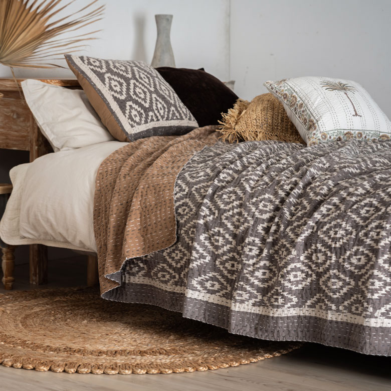 ソファカバーやベッドカバー、ベッドスプレッド、ベッドスローとして使える、マルチカバー。