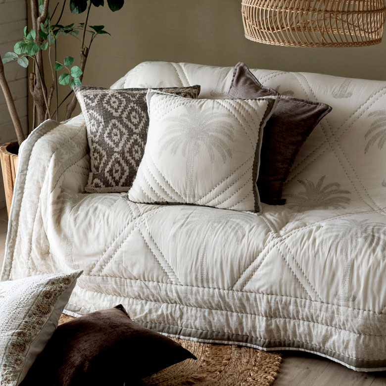 ソファでも使えるクッションカバー。