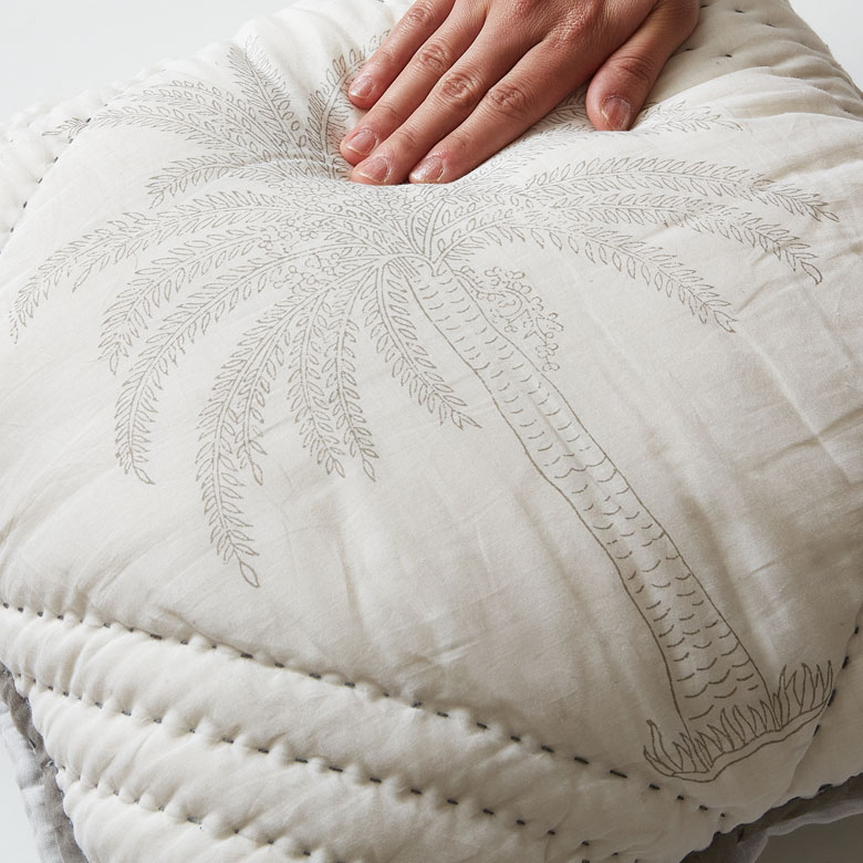 触り心地のよいコットン100％で年中使える。中綿入りでやわらか、程よいボリューム感。