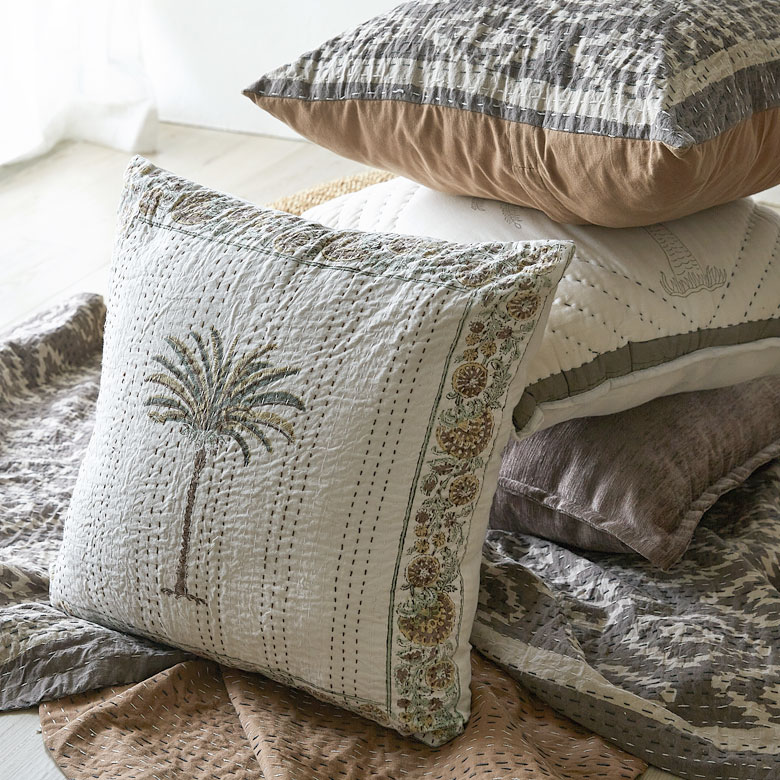 ヤシの木デザイン。キルトのクッションカバー。