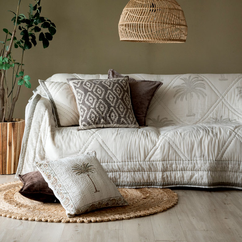 ソファでも使えるクッションカバー。