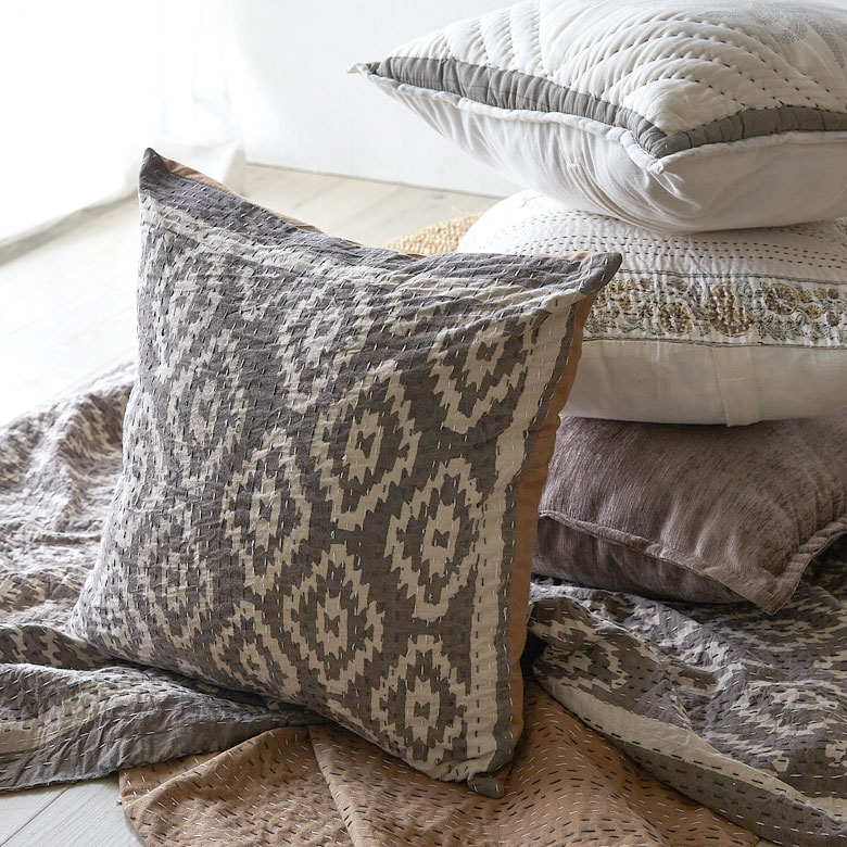 ダイヤ柄。クッションカバー。