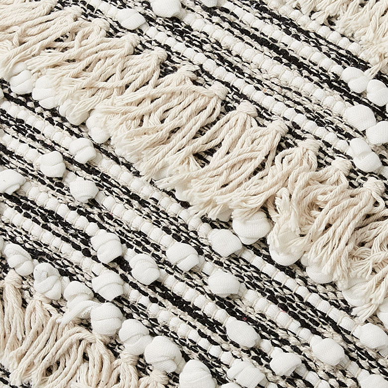 フリンジを贅沢にあしらったデザイン