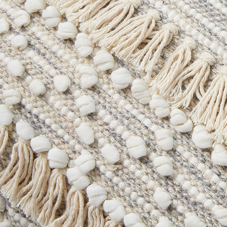 フリンジを贅沢にあしらったデザイン