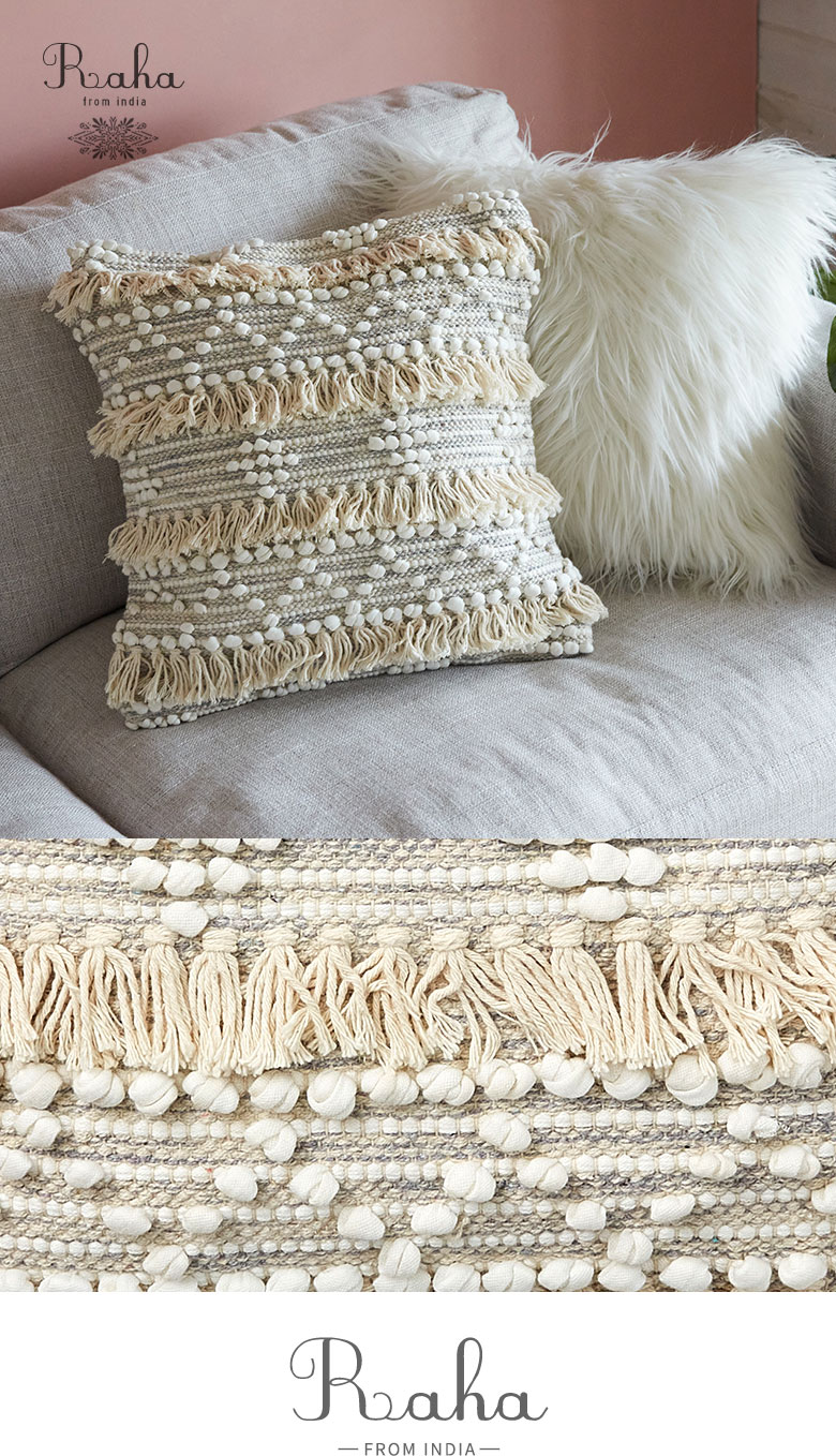 フリンジ付きクッションカバー。