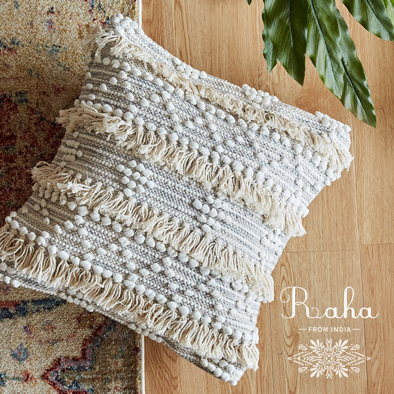 幅広いテイストのインテリアに馴染むクッションカバー。