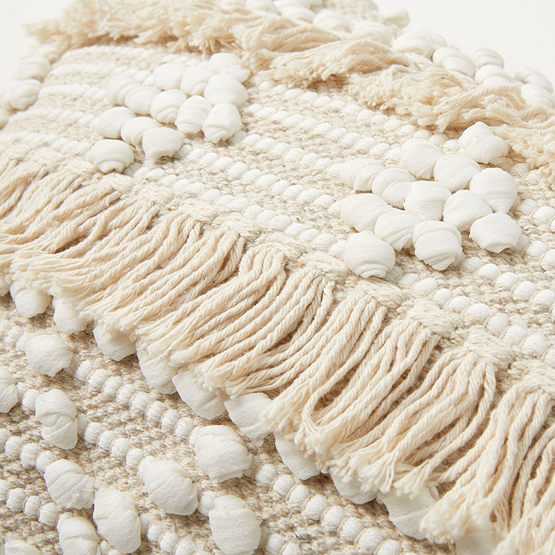 フリンジを贅沢にあしらったデザイン