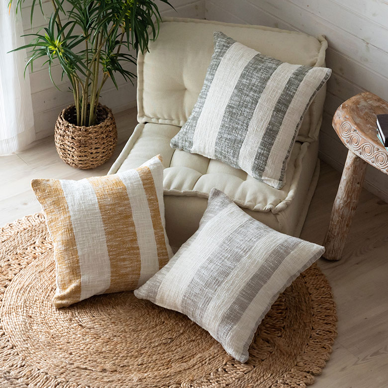 クッションカバー。ストライプ柄。