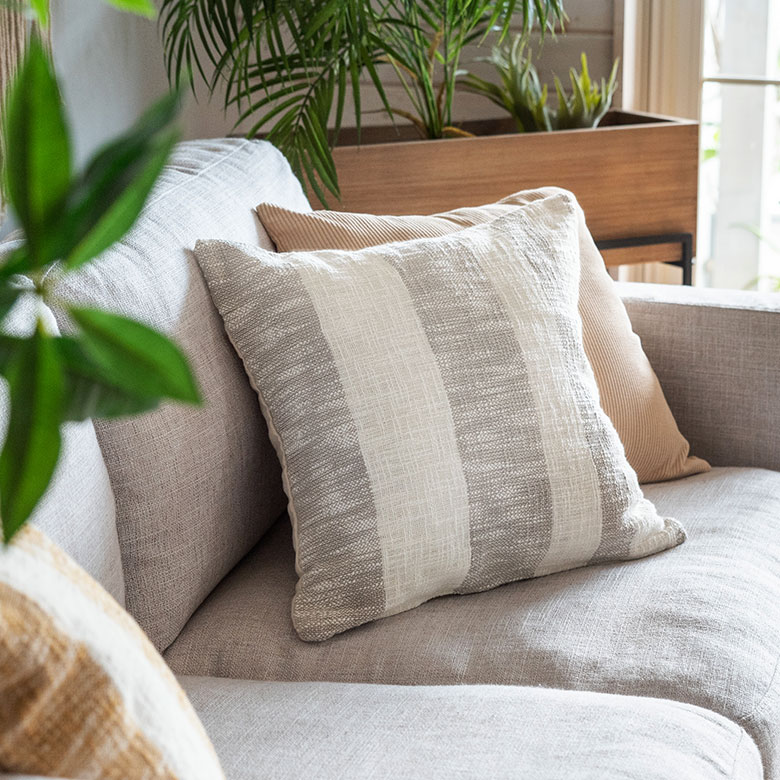 幅広いテイストのお部屋になじみます