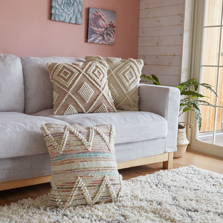 他のクッションカバーと組み合わせるのもおすすめ。