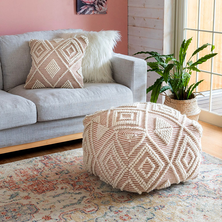 お揃いデザインのプフクッションもおすすめ。