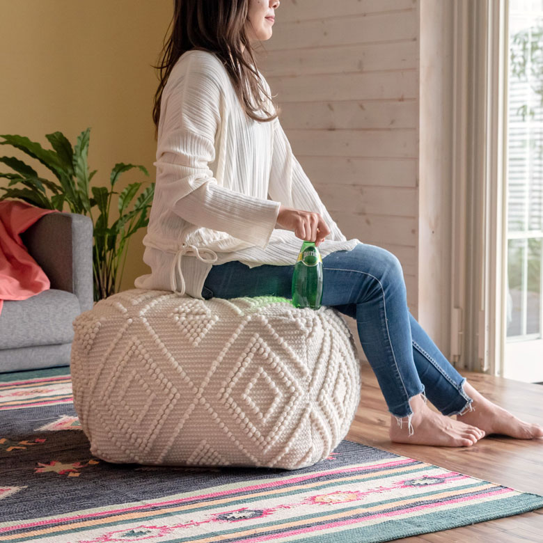 お揃いデザインのプフクッション。