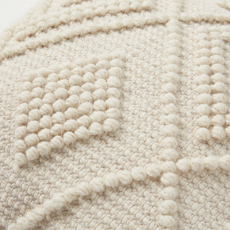 ポコポコとした編み目が何とも愛らしいデザイン。