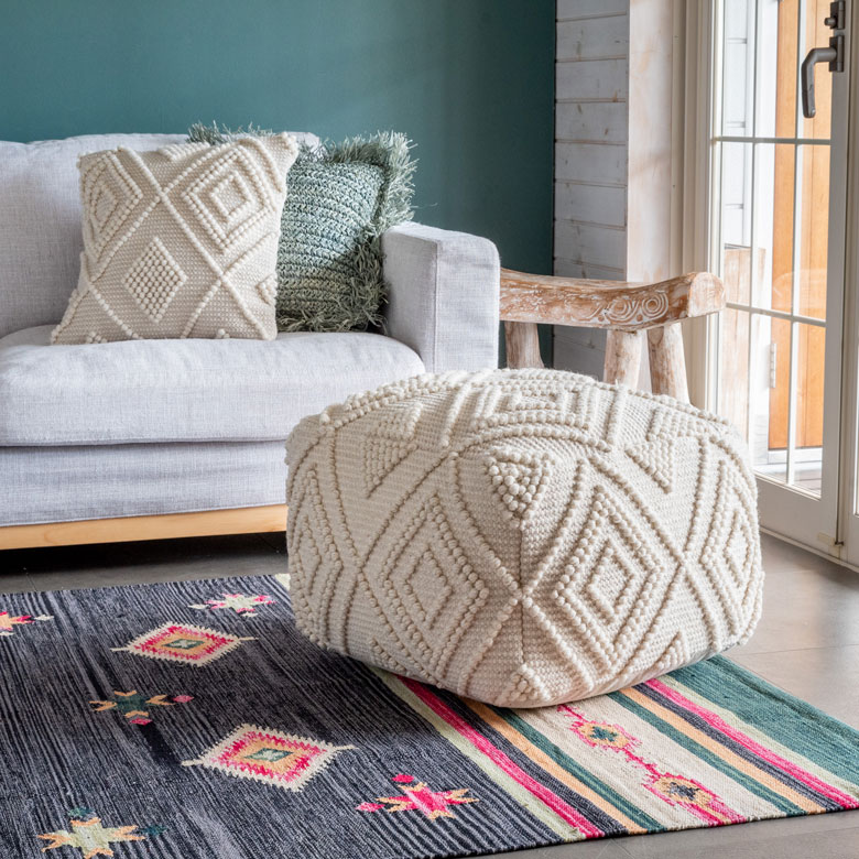 お揃いデザインのプフクッションもおすすめ。