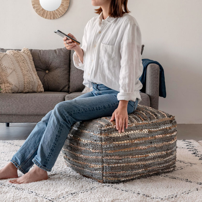 お揃いデザインのプフクッション。