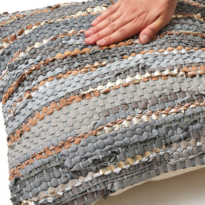 レザーとコットンのインド製クッションカバー。