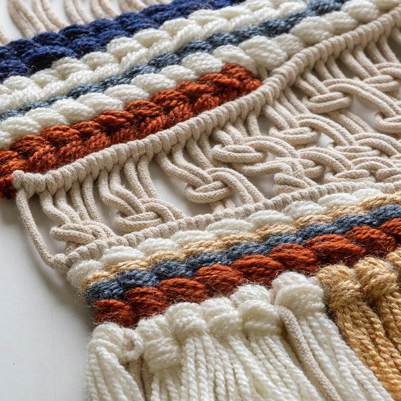 インドの職人のハンドメイドで作られた、繊細なマクラメ編みが魅力。