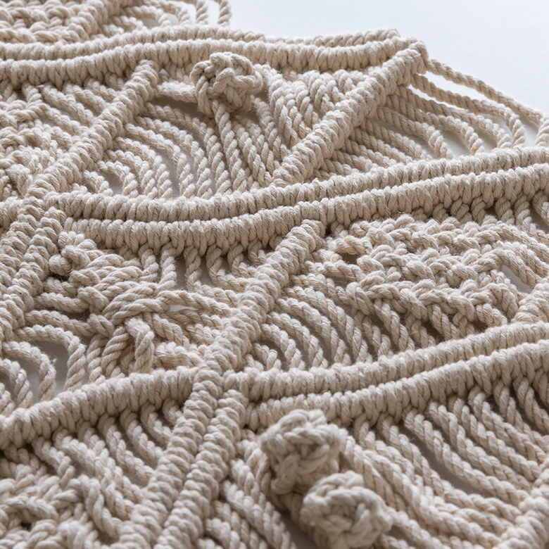 インドの職人のハンドメイドで作られた、繊細なマクラメ編みが魅力。